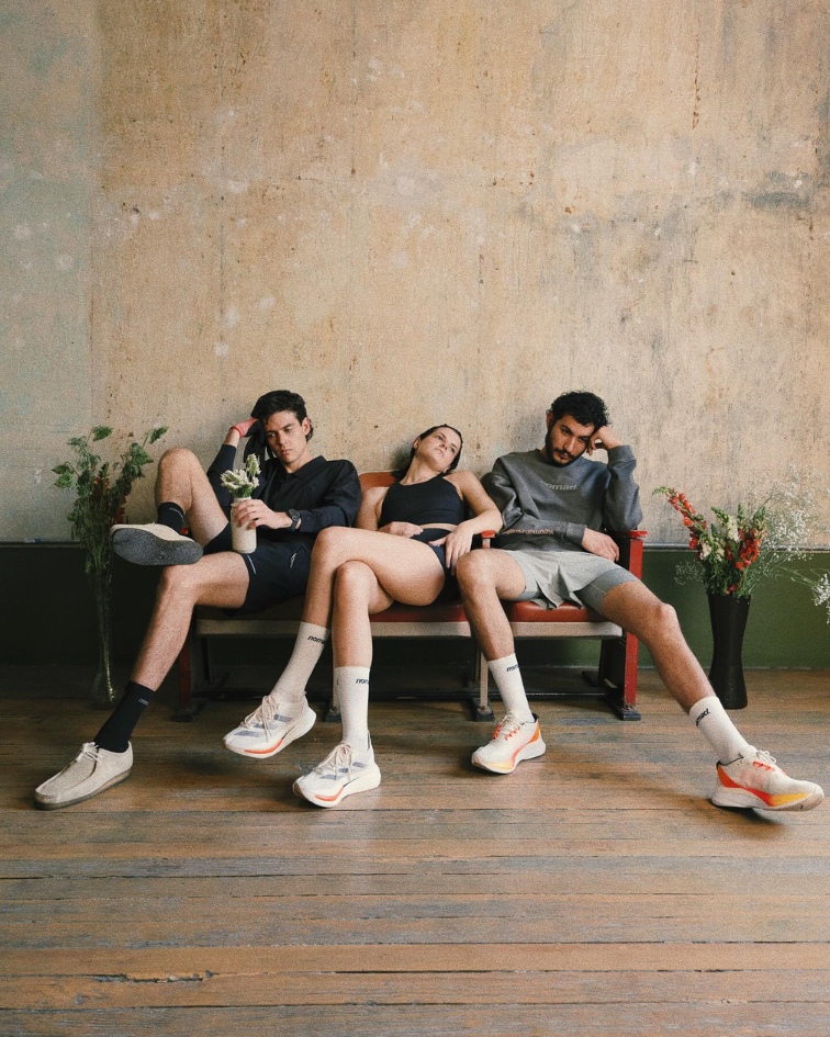 hermanos koumori - sitting